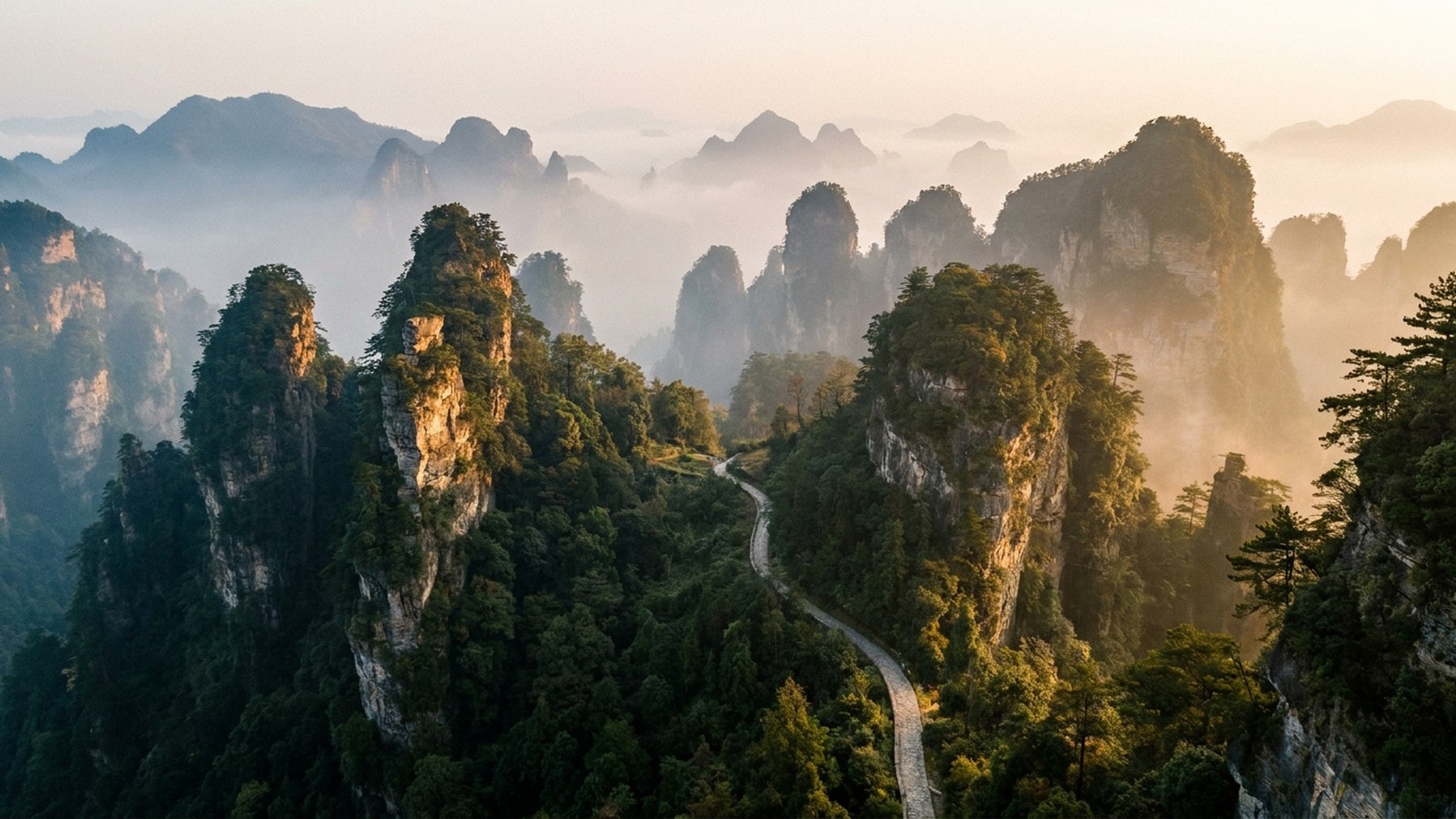 Paysage de montagnes chinoises mystiques et brumeuses avec des pics escarpés et un chemin de pierre