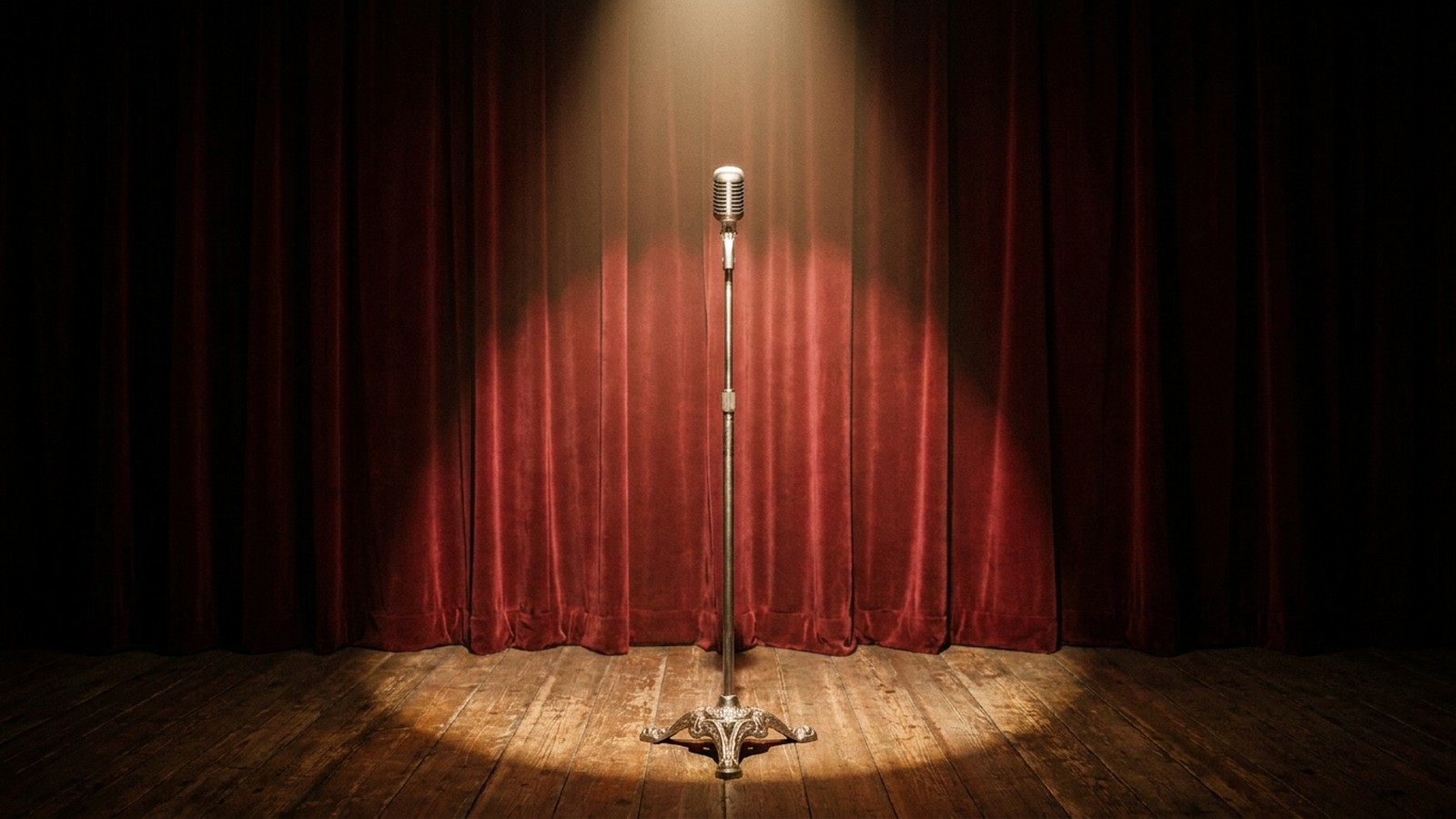 Une scène de cabaret parisien d'époque : un vieux microphone argenté sur pied au centre, rideau de velours rouge sombre et halo de projecteur
