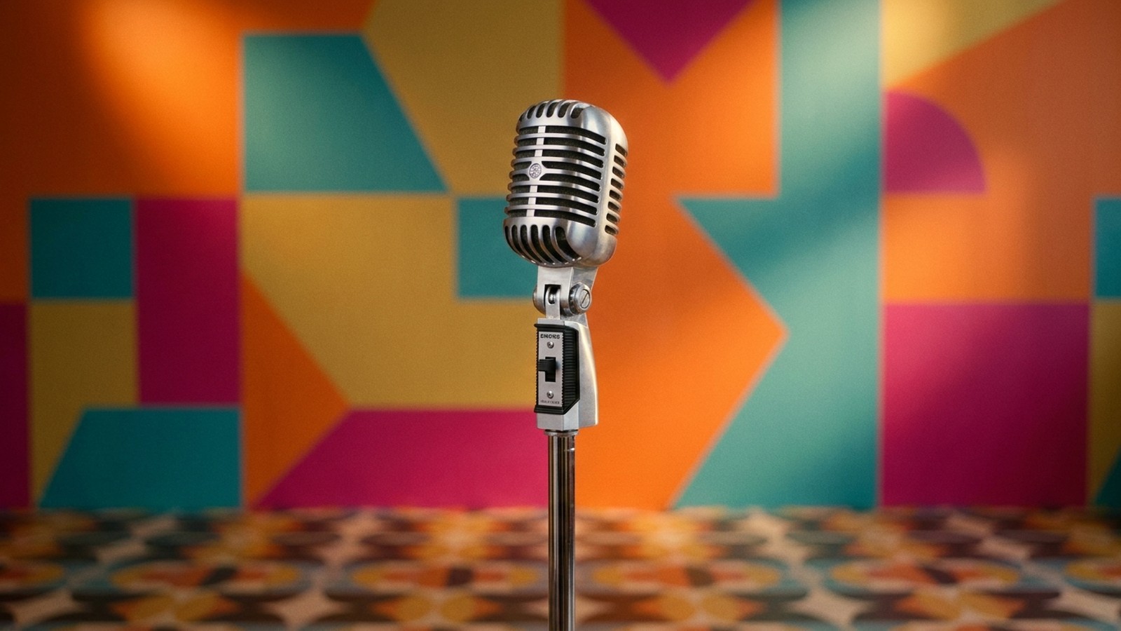 Une scène rétro des années 1960 aux couleurs vives, un vieux microphone sur pied au centre, projecteurs et décor pop coloré