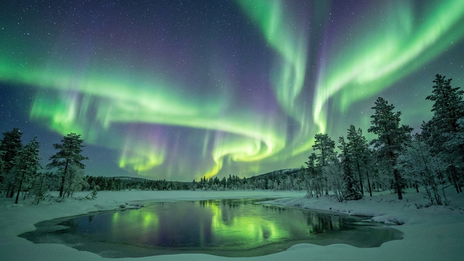 Une aurore boréale verte et violette ondulant dans un ciel nocturne étoilé au-dessus d'un paysage enneigé, reflets sur l'eau, ambiance féerique