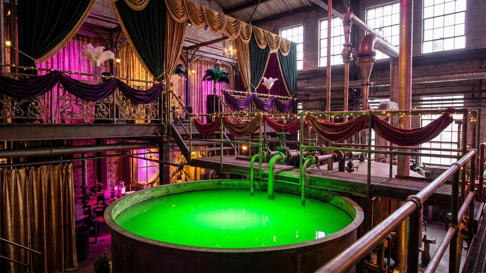 Une grande cuve industrielle remplie de liquide vert vif dans une usine
