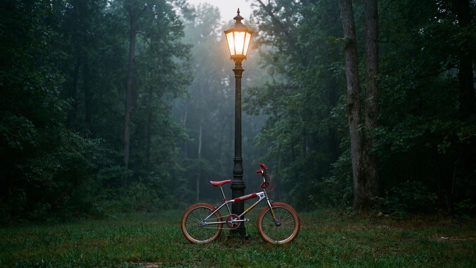 Vélo BMX des années 1980 posé contre un lampadaire au bord d'une forêt au crépuscule