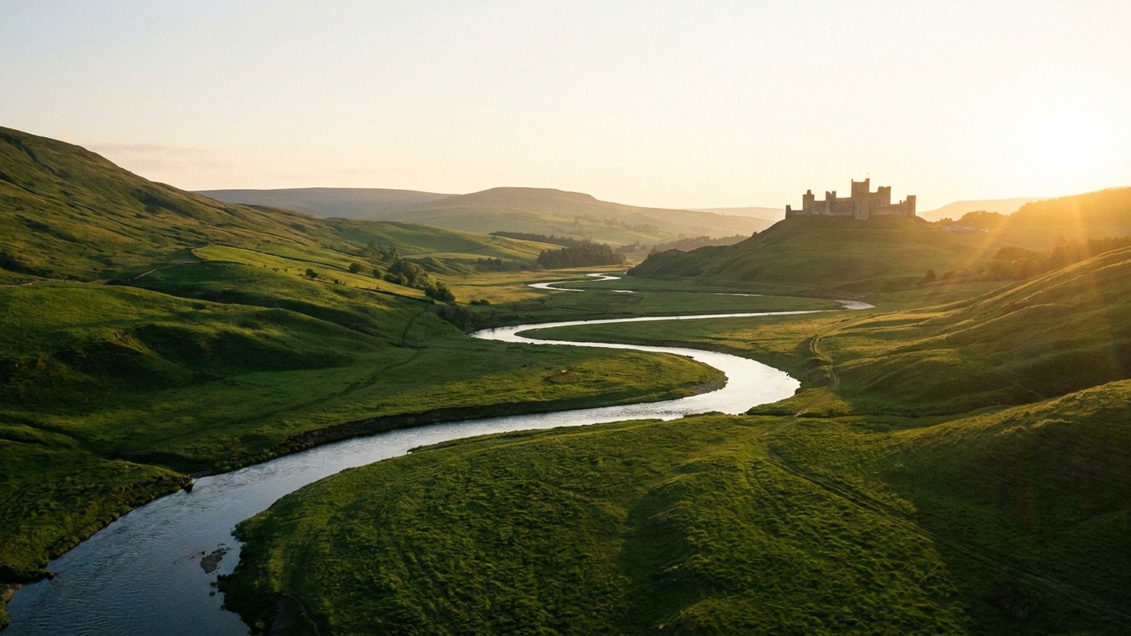 Un paysage de fantasy médiévale au lever du soleil avec des collines, une rivière et un château lointain